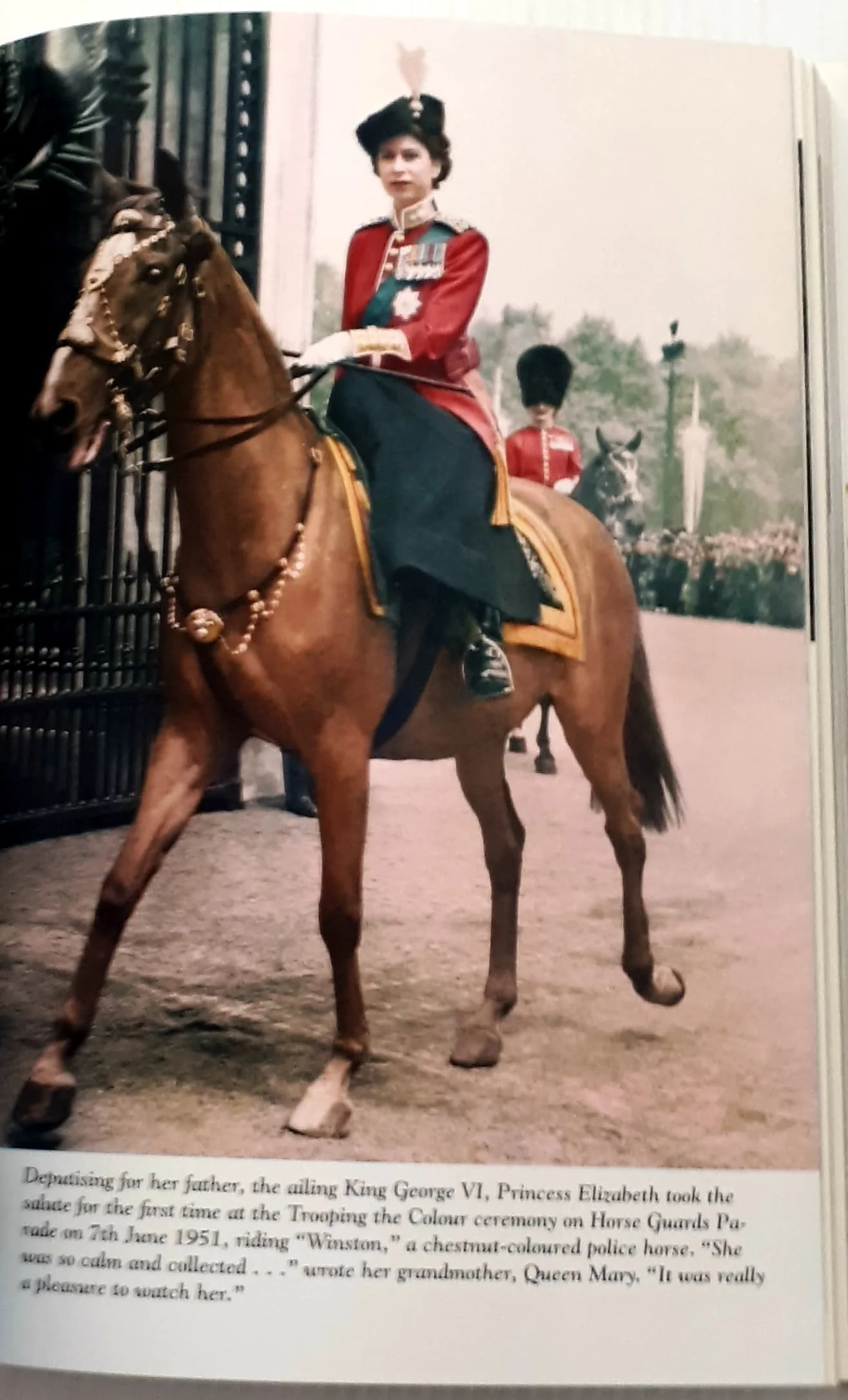 THE CROWN: THE OFFICIAL COMPANION - Robert Lacey - Image 7
