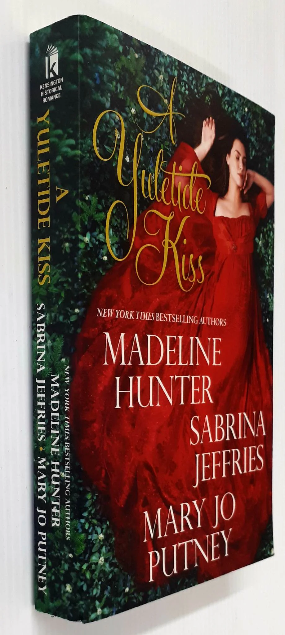 A YULETIDE KISS - Madeline Hunter, Sabrina Jeffries, Mary Jo Putney - Image 4